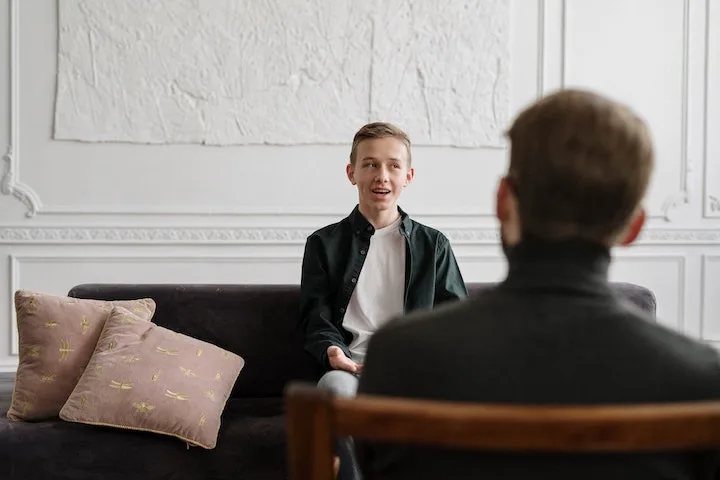 Young person in therapy at a drug and alcohol rehab clinic near Grimsby
