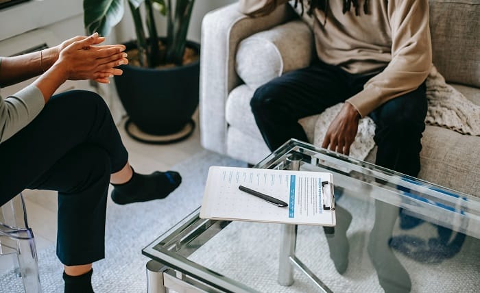 Therapist talking to a patient about post-COVID-19 syndrome